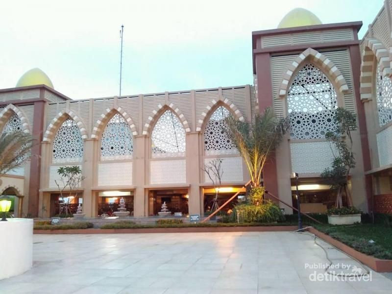 Masjid Nurul Iman menjadi masjid terbesar di atas mal Jakarta